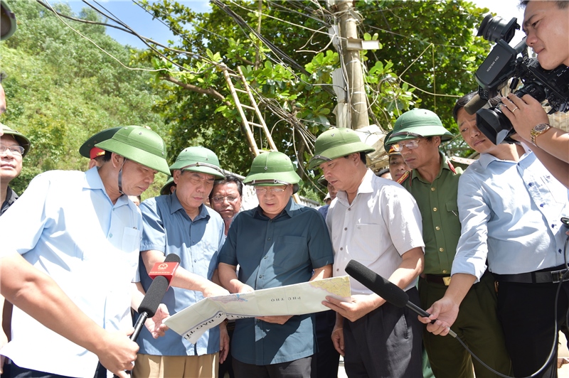 Phó Thủ tướng kiểm tra, chỉ đạo xử lý tình trạng sạt lở khẩn cấp ở Hòa Bình